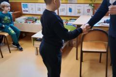 Pasowanie naszych pierwszoklasistów na czytelników biblioteki .