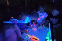 Pokaz „MAGIA ŚWIATŁA I FLUORESCENCJI”.