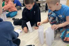 Takie proste, a takie fascynujące- Uczniowie klasy drugiej eksperymentują.