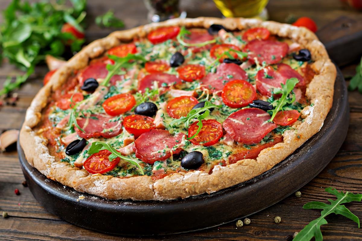 pizza z salami pomidorami oliwkami i serem na ciescie z maki pelnoziarnistej wloskie jedzenie